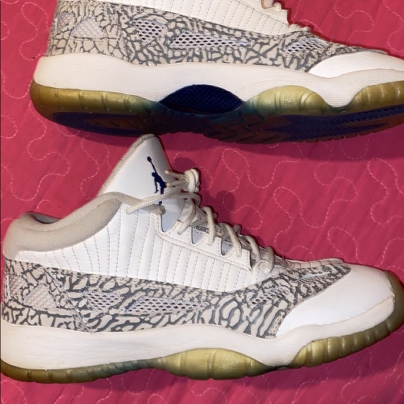 Retro 11 - Picture 2 of 3